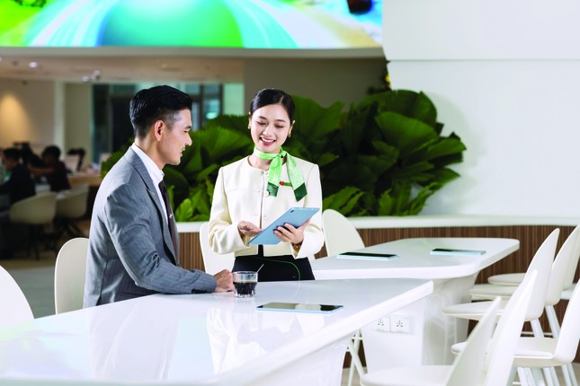 Khách hàng ấn tượng với chi nhánh Flagship của VPBank ảnh 1