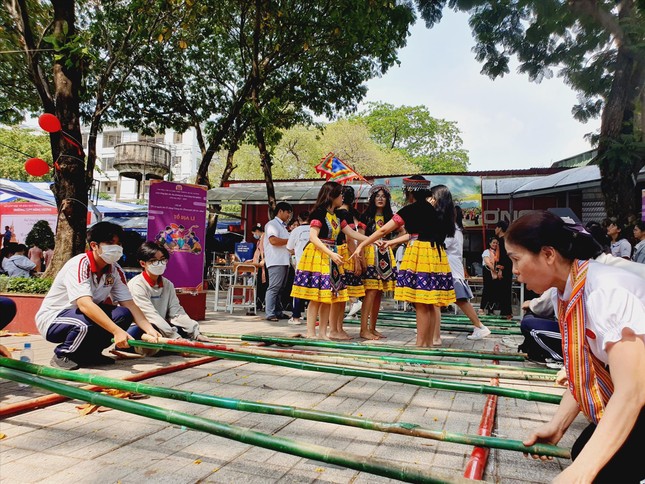 Có nên cấm học sinh dùng điện thoại trong trường? ảnh 2