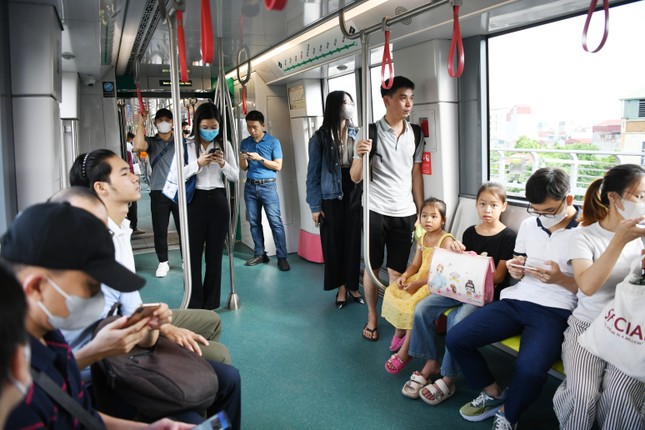 Ngày đầu vận hành metro Nhổn - ga Hà Nội: 1,4 vạn khách đi tàu ảnh 1