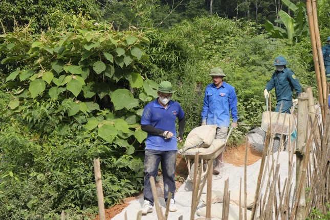 'Ba cùng' đổi thay vùng đất khó - Bài 2: Mồ hôi đổ trên 'con đường mơ ước' ảnh 1