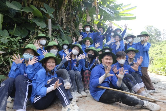 'Ba cùng' đổi thay vùng đất khó - Bài 2: Mồ hôi đổ trên 'con đường mơ ước' ảnh 2