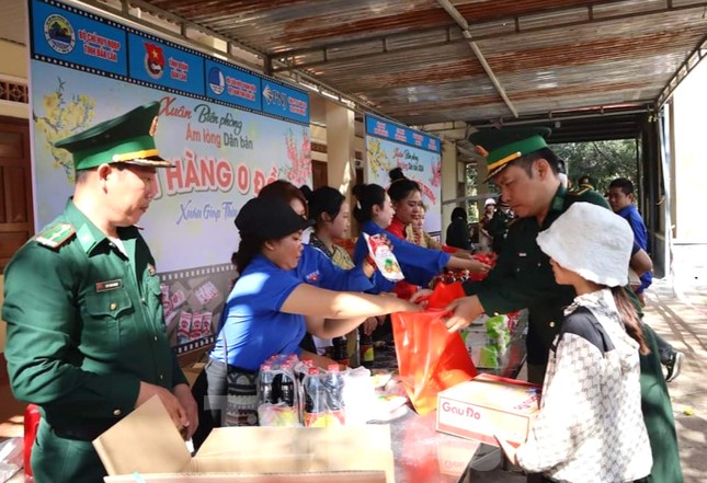 Bà con biên giới vui xuân cùng Bộ đội Biên phòng ảnh 5