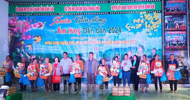Bà con biên giới vui xuân cùng Bộ đội Biên phòng ảnh 7