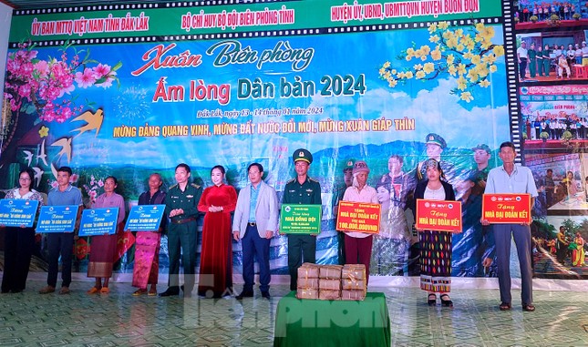 Bà con biên giới vui xuân cùng Bộ đội Biên phòng ảnh 8
