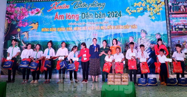 Bà con biên giới vui xuân cùng Bộ đội Biên phòng ảnh 9