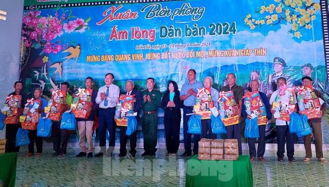 Bà con biên giới vui xuân cùng Bộ đội Biên phòng ảnh 6