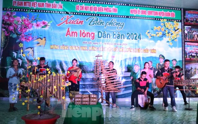 Bà con biên giới vui xuân cùng Bộ đội Biên phòng ảnh 3