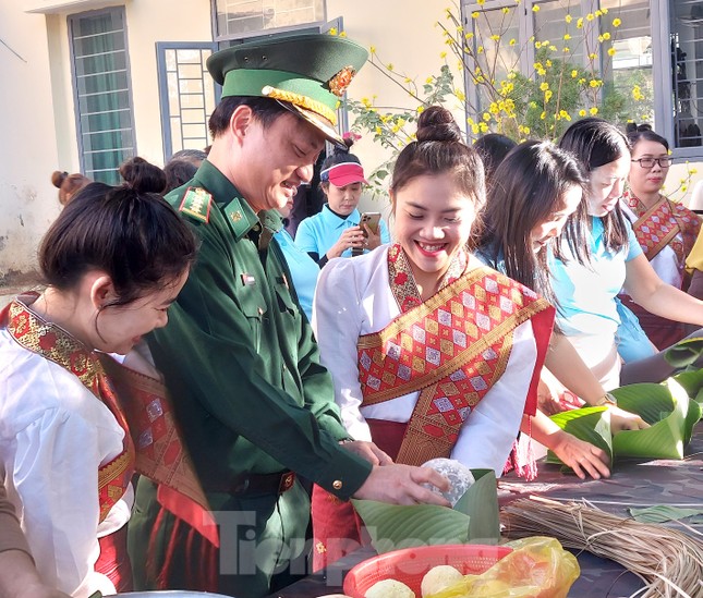 Bà con biên giới vui xuân cùng Bộ đội Biên phòng ảnh 1