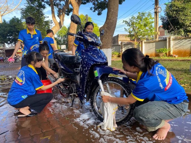Tuổi trẻ Đắk Lắk rửa xe gây quỹ, mang Tết yêu thương đến trẻ vùng sâu ảnh 1