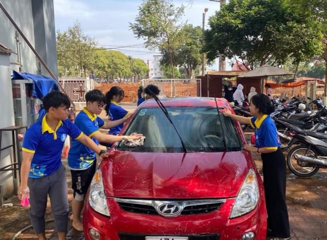 Tuổi trẻ Đắk Lắk rửa xe gây quỹ, mang Tết yêu thương đến trẻ vùng sâu ảnh 2