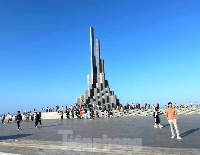 Giới trẻ hào hứng du xuân đầu năm ảnh 1