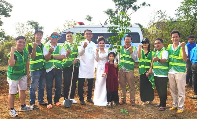 Độc lạ đám cưới trồng cây tri ân đất mẹ của đôi bạn trẻ Đắk Lắk ảnh 4