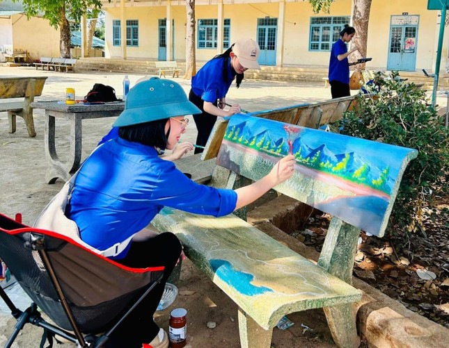 Người trẻ 'khoác áo mới' cho ghế đá cũ với hình ảnh về biển đảo, quê hương ảnh 6