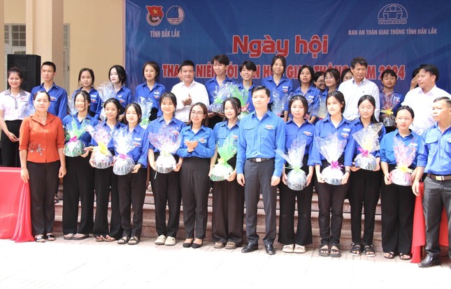 Hơn 2 tỉ đồng nguồn lực hỗ trợ trong chiến dịch thanh niên tình nguyện hè tỉnh Đắk Lắk ảnh 6