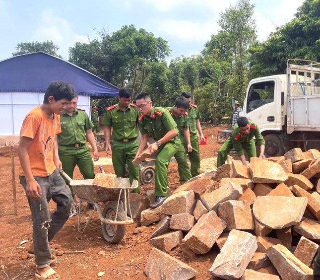 Hành quân xanh gắn kết tình quân dân ảnh 8