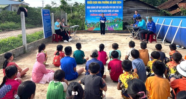 Lớp bơi miễn phí cho học sinh khó khăn ở Đắk Lắk ảnh 2