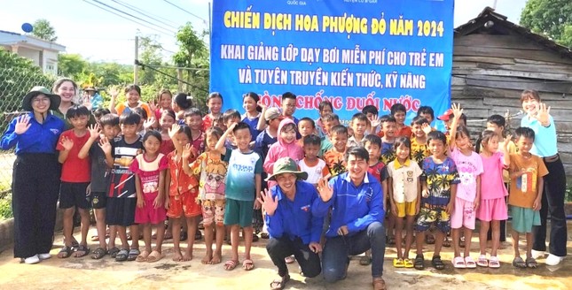 Lớp bơi miễn phí cho học sinh khó khăn ở Đắk Lắk ảnh 1