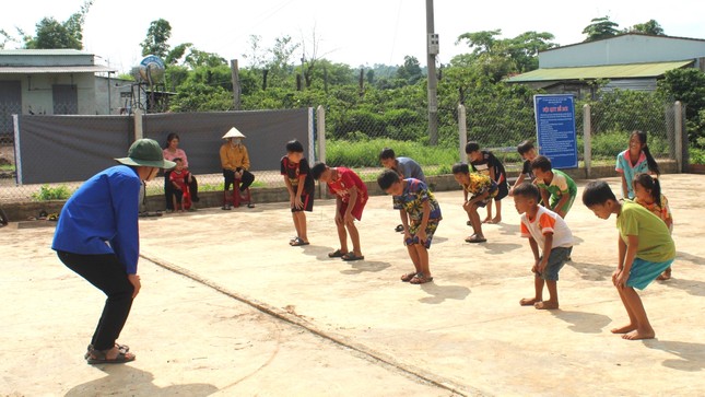 Lớp bơi miễn phí cho học sinh khó khăn ở Đắk Lắk ảnh 3