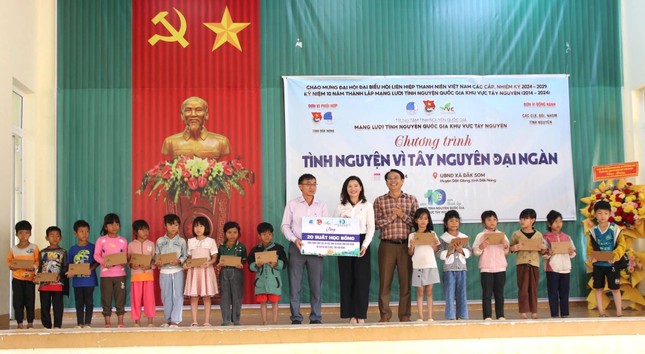 Thắm sắc xanh nối dài hành trình tình nguyện ảnh 12