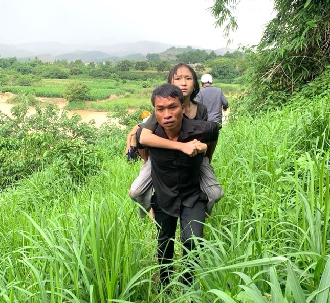 Bí thư đoàn xã kể giây phút cứu bé gái đuối nước dưới sông Krông Nô ảnh 2