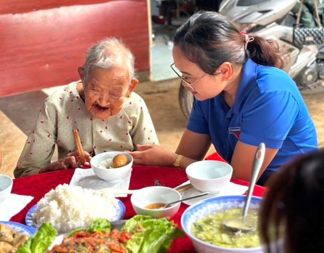 Ấm áp bữa cơm tri ân của đoàn thanh niên với Mẹ Việt Nam Anh hùng ảnh 2