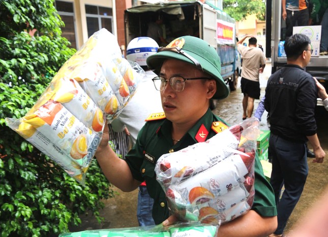  Vượt hàng chục cây số giữa trời mưa ủng hộ nhu yếu phẩm cho bà con miền Bắc ảnh 2