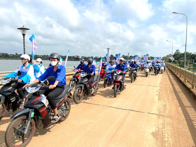 Tuổi trẻ Quảng Bình hỗ trợ thực hiện dịch vụ công trực tuyến; tuổi trẻ Đắk Lắk diễu hành hưởng ứng chuyển đổi số ảnh 4