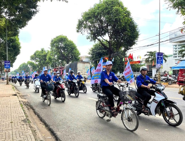 Tuổi trẻ Quảng Bình hỗ trợ thực hiện dịch vụ công trực tuyến; tuổi trẻ Đắk Lắk diễu hành hưởng ứng chuyển đổi số ảnh 5