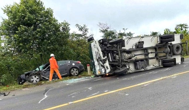 Xe tải mất lái lao vào ô tô con chạy ngược chiều ảnh 1