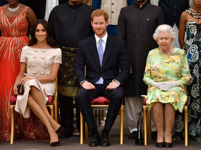 Meghan's cold water with Queen Elizabeth photo 1