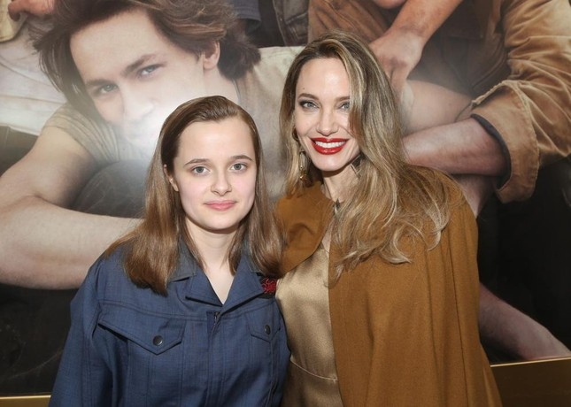 Con gái út của Angelina Jolie mặc đồ công nhân ảnh 1