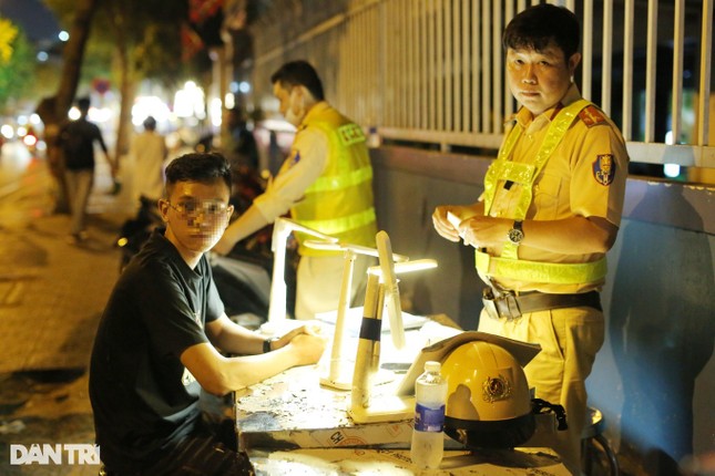 Drivers eating and drinking in Ho Chi Minh City saw traffic police 'so scared they had to run into the alley' photo 2