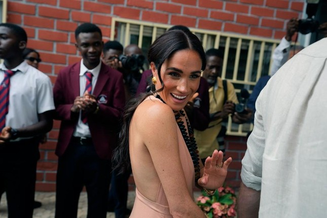 Đệ nhất phu nhân Nigeria chỉ trích Meghan Markle mặc hở ảnh 2