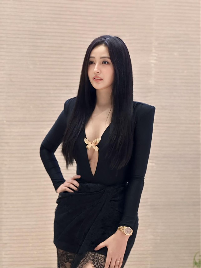 Lý do Mai Phương Thúy mang dép bệt đi ăn cưới Midu ảnh 2