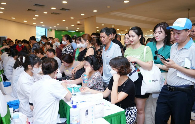 Manulife tổ chức tầm soát vi khuẩn HP miễn phí cho người dân Hà Nội ảnh 1