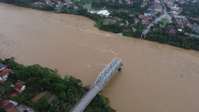 Vụ sập cầu Phong Châu: Cứu được 5 người, 8 phương tiện bị rơi xuống sông Hồng ảnh 1