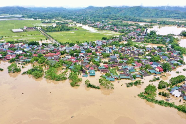 Nước sông tràn đê Hữu Thao ở Phú Thọ, gần 2.000 hộ dân phải di dời khẩn cấp ảnh 1