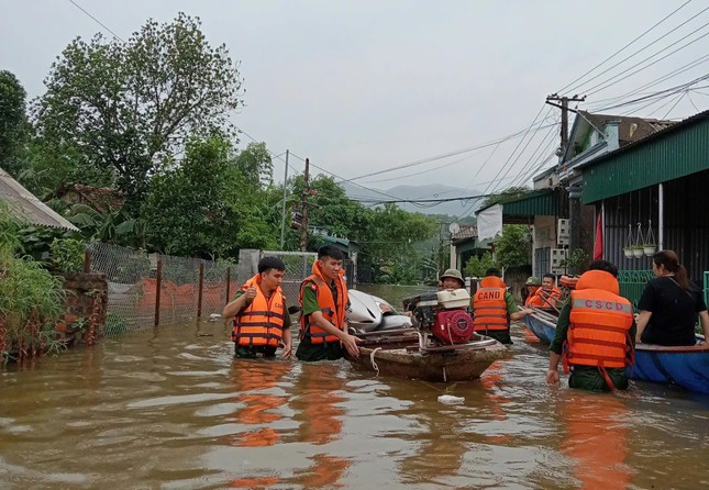 Nước sông tràn đê Hữu Thao ở Phú Thọ, gần 2.000 hộ dân phải di dời khẩn cấp ảnh 2