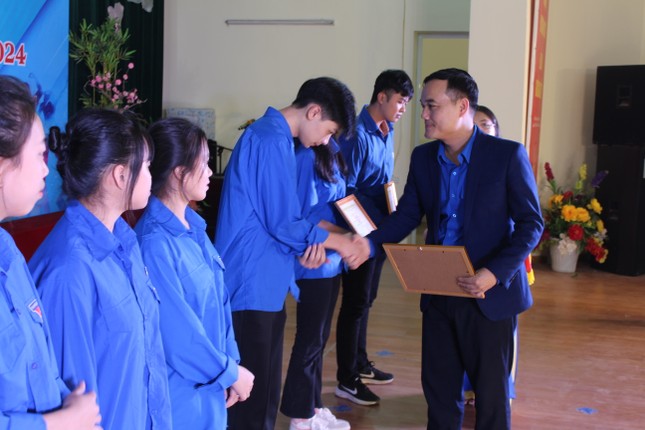 Hòa Bình tuyên dương học sinh, sinh viên và tập thể xuất sắc trong học tập ảnh 1
