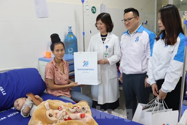 'Sinh viên 5 tốt' thăm, tặng quà cho bệnh nhi tại Sơn La ảnh 5
