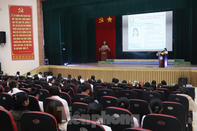 'Sinh viên 5 tốt' thăm, tặng quà cho bệnh nhi tại Sơn La ảnh 1