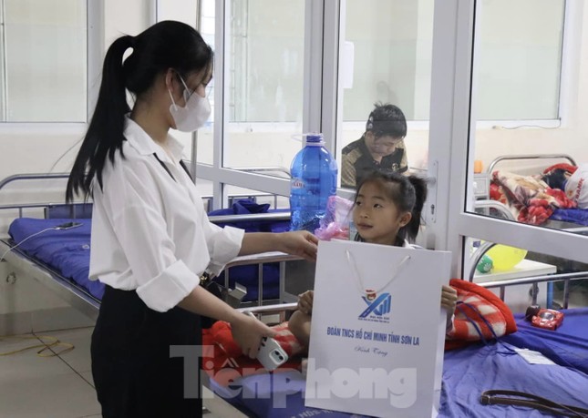'Sinh viên 5 tốt' thăm, tặng quà cho bệnh nhi tại Sơn La ảnh 6
