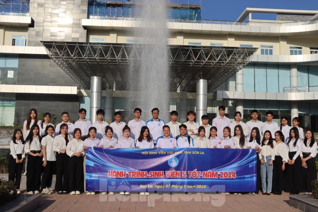 'Sinh viên 5 tốt' thăm, tặng quà cho bệnh nhi tại Sơn La ảnh 4