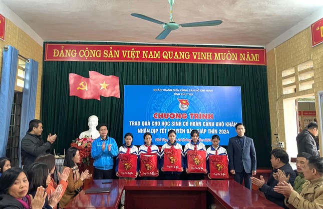 Tỉnh Đoàn Phú Thọ hỗ trợ học sinh, thanh niên hoàn cảnh khó khăn ảnh 1