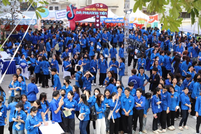 Hàng nghìn sinh viên sôi nổi tham gia ngày hội kết nối ảnh 1