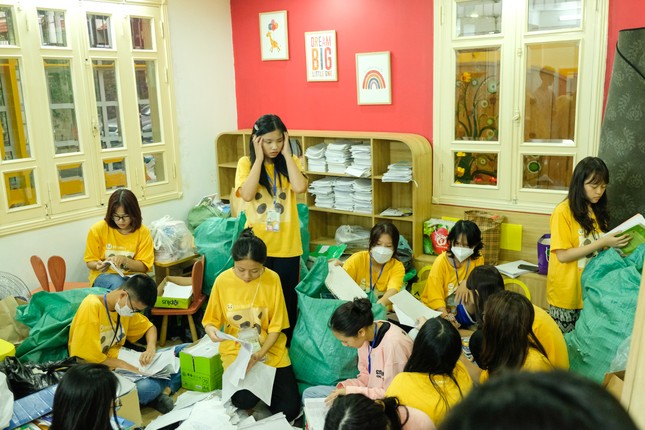Nhóm học sinh Hà Nội gom rác bảo vệ môi trường ảnh 3