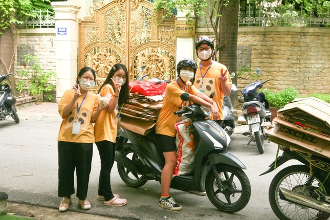 Nhóm học sinh Hà Nội gom rác bảo vệ môi trường ảnh 1