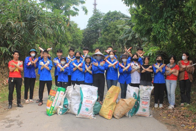 Tuổi trẻ cả nước thu gom gần 35 tấn rác sau chiến dịch hưởng ứng Ngày Trái Đất ảnh 1