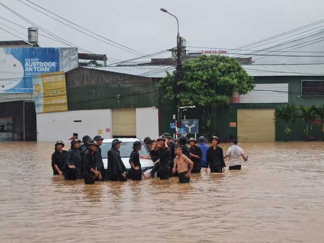 Hình ảnh đẹp của tuổi trẻ Hà Giang tham gia cứu hộ, hỗ trợ người dân khắc phục hậu quả mưa lũ ảnh 2