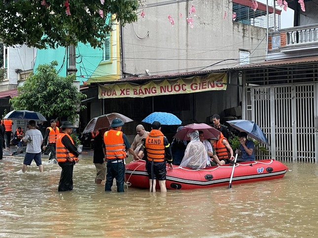 Hình ảnh đẹp của tuổi trẻ Hà Giang tham gia cứu hộ, hỗ trợ người dân khắc phục hậu quả mưa lũ ảnh 3